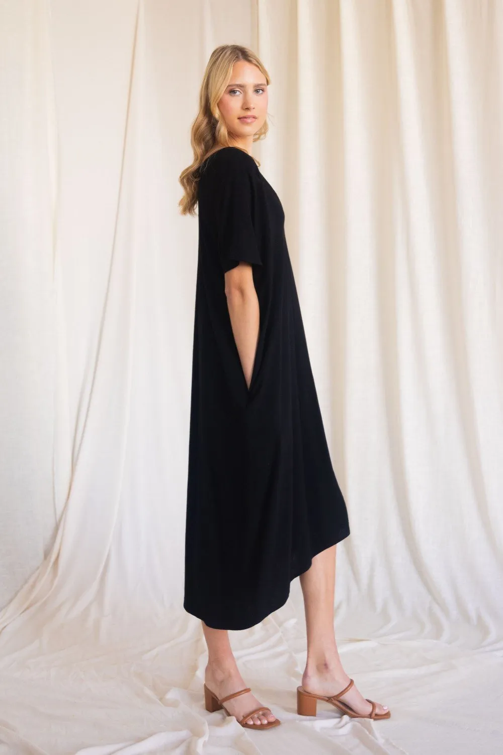 Linen maxi dress with a v neckline and side pockets (multiple colors available)