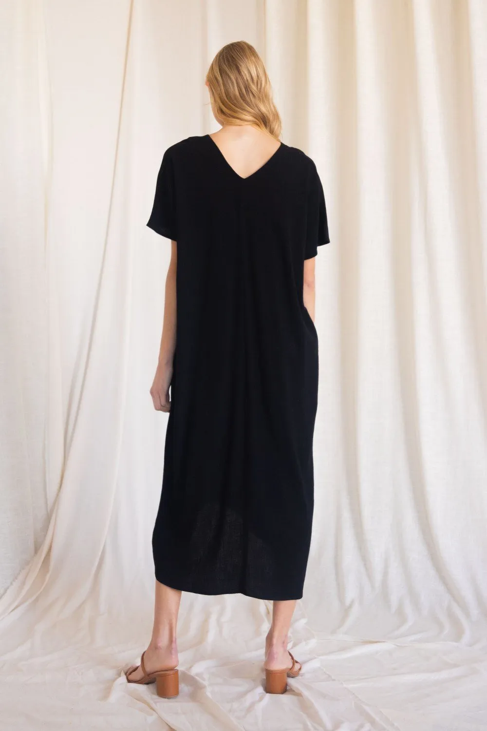 Linen maxi dress with a v neckline and side pockets (multiple colors available)