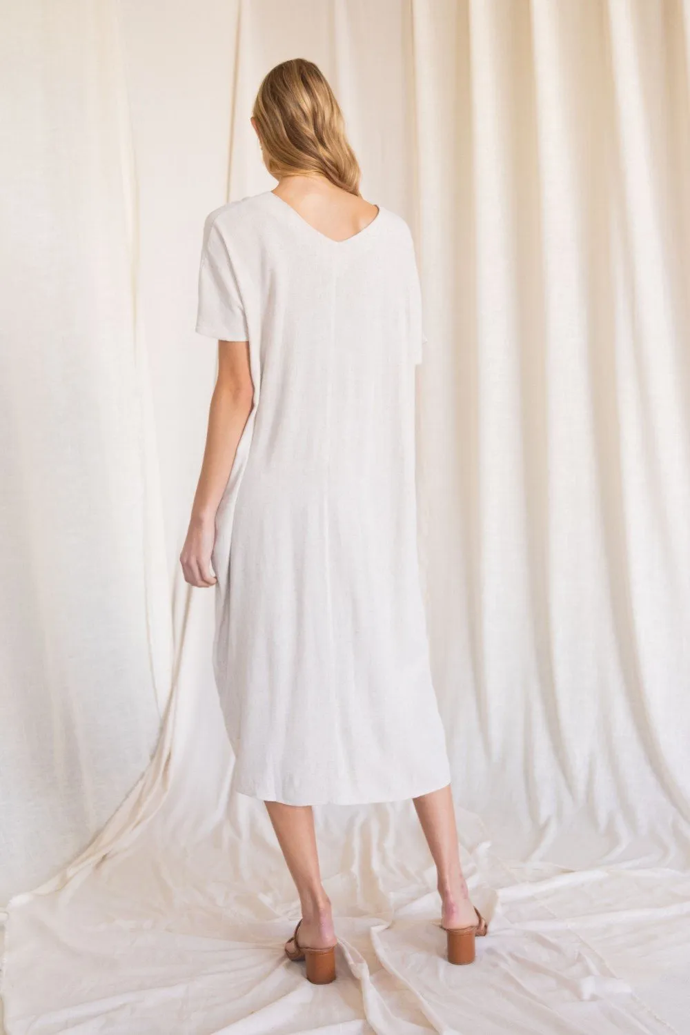 Linen maxi dress with a v neckline and side pockets (multiple colors available)