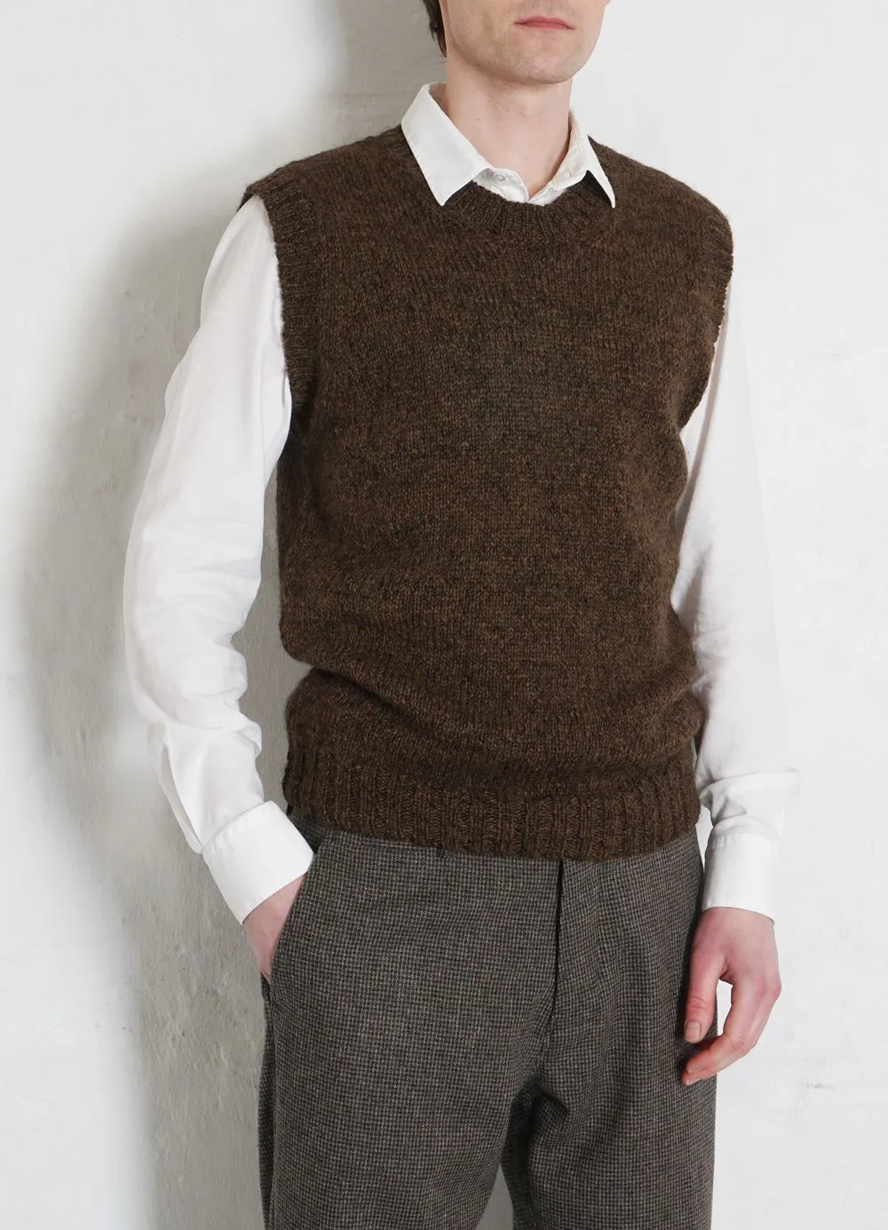 MOGENS | Knitted Crew Neck Vest | Tobacco